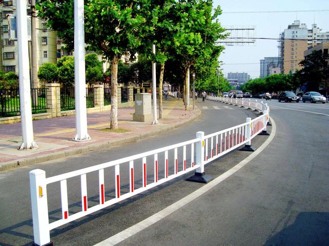 市政道路護(hù)欄生產(chǎn)與道路機(jī)動(dòng)車輛協(xié)同發(fā)展的戰(zhàn)略意義